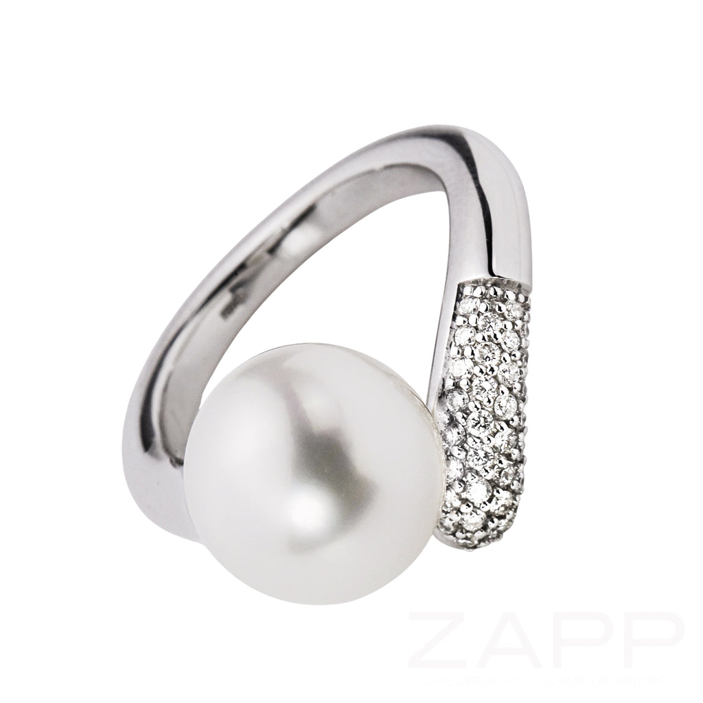 Massiver Ring aus 750 Weissgold besetzt mit funkelnden Brillanten und Zuchtperle