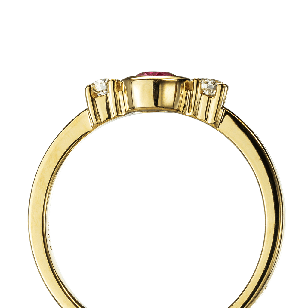 Ring aus 585 Gelbgold mit einem Rubin und zwei Diamanten