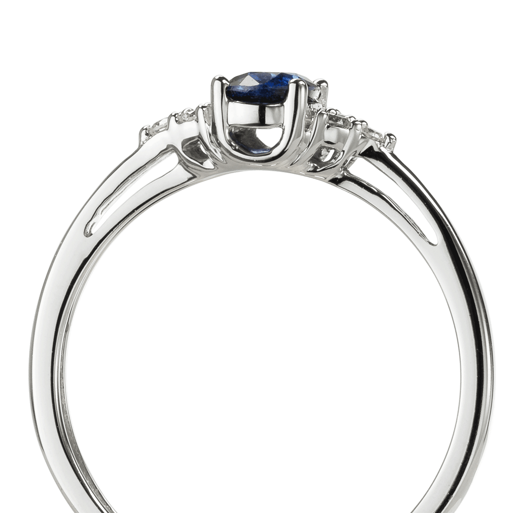 Ring aus 750 Weißgold mit 1 Safir und 6 Diamanten 0,08 ct.